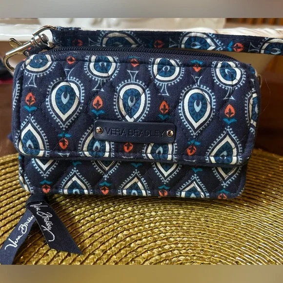 VERA BRADLEY “BLAIR” ALL IN ONE CROSSBODY/WRISTLET/WALLET. NWOT - Picture 3 of 11